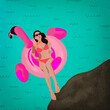 Sylwetka młodej kobiety leżącej na różowym flamingu na tle niebieskiej morskiej falującej wody