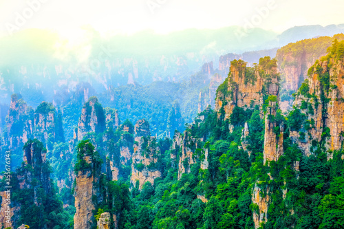 Fotomural Tianzi mountain and Yunqing rock at Zhangjiajie national forest park,Wulingyuan,