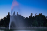 Fototapeta Tęcza - fontanna niebo drzewa światło widok