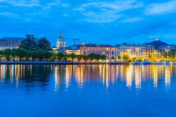 Wall Mural - Night cityscape of Italian town Como