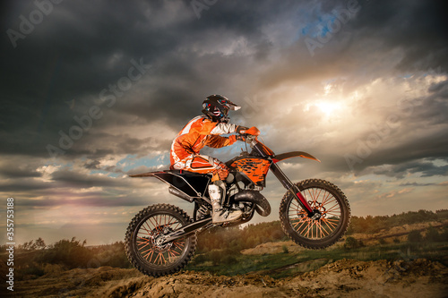 Obrazy Motocross  profesjonalny-motocyklista-jezdzacy-po-gorach-i-dalej-na-torze-terenowym