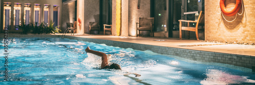 Fotografía Swimming pool of condo buildings re-opening after COVID-19 confinement