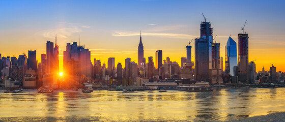 Fototapete - Sunrise over Manhattan in New York, USA