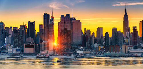 Fototapete - Sunrise over Manhattan in New York, USA
