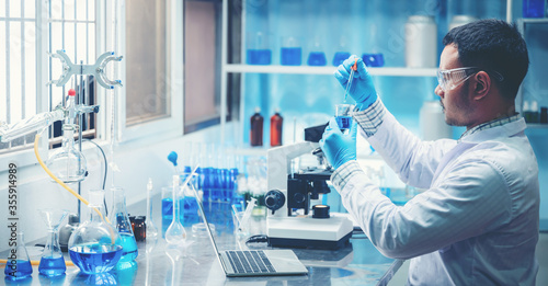 Fotografía The researchers are working in a chemical laboratory.