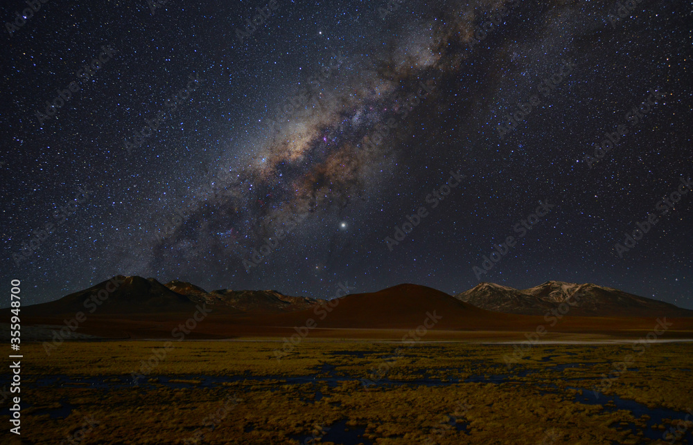 Nocne gwiazdziste niebo oraz nasza galaktyka Droga Mleczna w Andach chilijskich - The night starry sky and our galaxy Milky Way in the Chilean Andes - obrazy, fototapety, plakaty 
