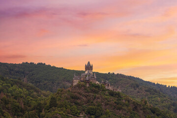 Wall Mural - Panoramablick auf die Reichsburg Cochem in Rheinland-Pfalz, Deutschland