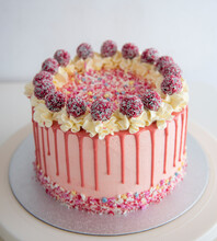 Drip_cake_pink_for_celebrations