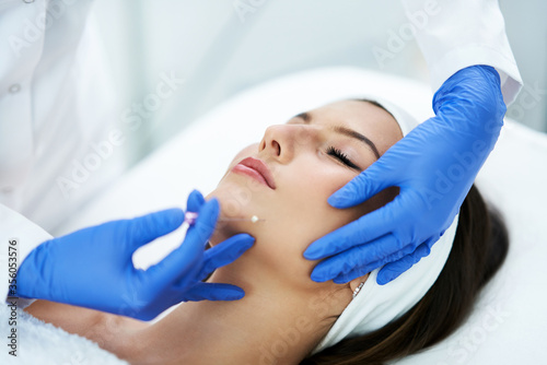 Cuadros en Lienzo Beautiful young woman getting polydioxanone thread lifting at beauty salon