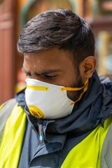 Canvas Print - Male worker wearing a medical face mask - Covid-19 concept