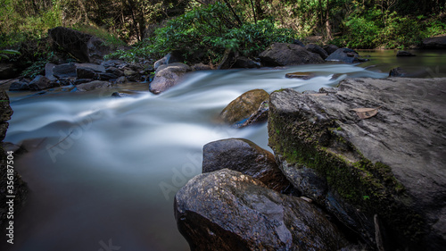 Cuadros en Lienzo Stop-Motion Waterfall In Forest