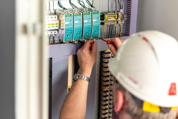 Electromechanic in helmet fixing electrical panel