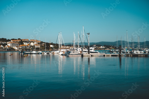 Fotomural Barcos atracados en el puerto de Sanxenxo, Pontevedra