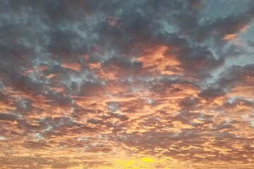 Bella puesta de sol donde se aprecian las nubes que reflejan la luz del solo como si fuese fuego.