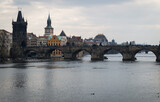 Fototapeta Londyn - Puente de Carlos en Praga, República checa. Atardecer y cielo nublado.