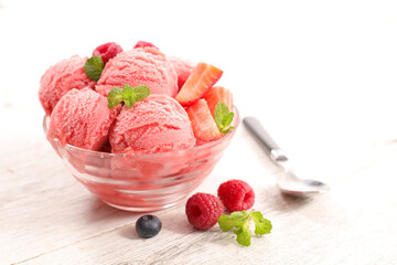 Wall Mural - bowl with raspberry ice cream scoop