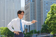 © MOTOI YOSHINAO - やせ型の真面目そうな日本人ビジネスマンが注意している