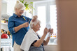 © pikselstock - Woman cutting her elderly mother's hair at home