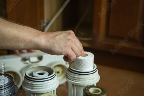 Fotografía Changing filters in your home water purification system