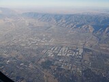 Fototapeta Na sufit - Aerial view of the outskirts of Los Angeles seen from an airplane window.