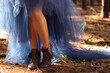 Pernas de mulher com botas e tule azul