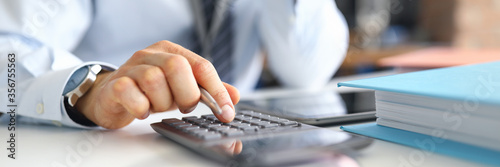 Fotografía Hand of male businessperson making calculations