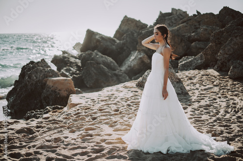 Cuadros en Lienzo Wedding beach young couple sunset sand white happy sea waves