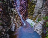 Fototapeta  -  Kolorowe skały, erozja, mały wodospad