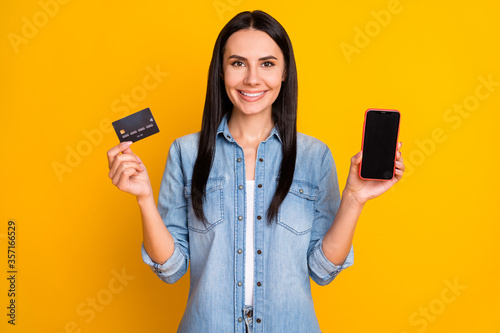 Fotografía Close-up portrait of nice attractive lovely pretty confident cheerful girl holdi