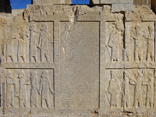 Fotografía Reliefs depicting the Persian courtiers & royal servants, and ancient cuneiform