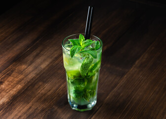 Canvas Print - classic mojito cocktail on wooden background