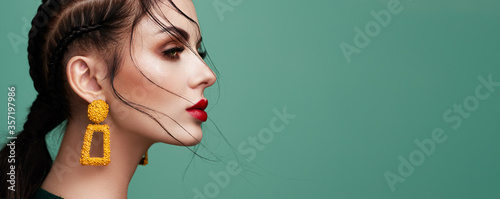 Cuadros en Lienzo Brunette girl with perfect makeup