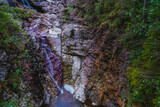 Fototapeta  - Kolorowe skały, erozja, mały wodospad