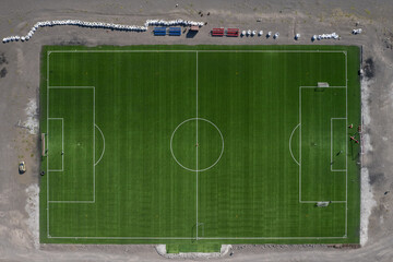 Terrain de football synthétique à Qeqertasuaq, Groenland.