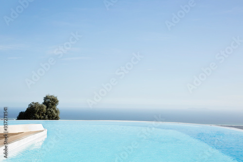 Cuadros en Lienzo Infinity pool overlooking hillside