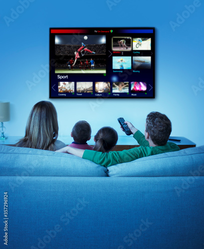 Cuadros en Lienzo Family watching television in living room