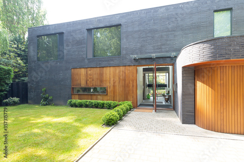 Fotomural Modern home exterior with brick and wood