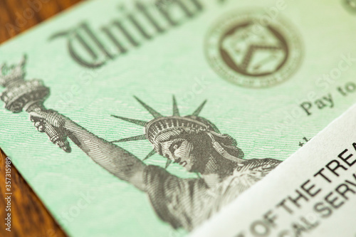 Fotografía United States Internal Revenue Service, IRS, Check and Corner of Envelope