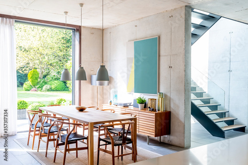 Fotomural Pendant lights over dining table in modern dining room