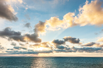 Wall Mural - Schöner Sonnenuntergang am Meer