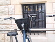 rower miejski czeka przy zabytkowym oknie