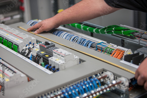 Fotomural Ein Techniker baut eine elektronische Anlage