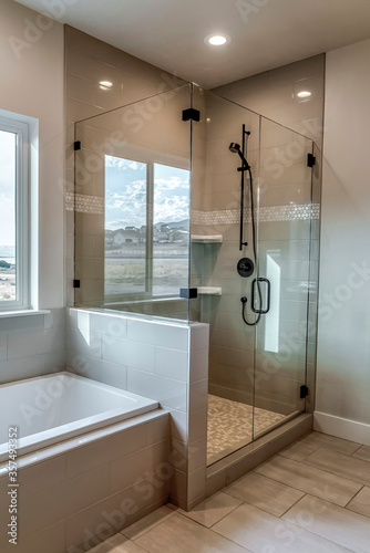 Fotografía Rectangular walk in shower stall with half glass enclosure and black shower head