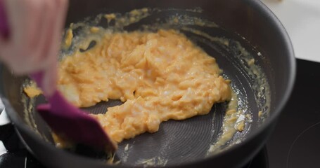 Poster - Cook the scrambled eggs on pan