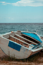 Una Barca Abbandonato Sul Mar Ionio