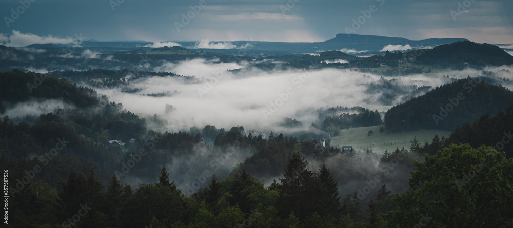 Blick auf In Nebel gehüllte ländliche Landschaft mit Dörfern  und Wäldern - obrazy, fototapety, plakaty 