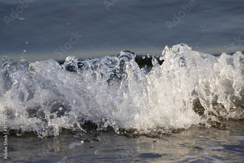 高速シャッターで撮影した綺麗な海の波の形 Stock 写真 Adobe Stock