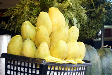 Wall Mural - Ripe mango in the basket