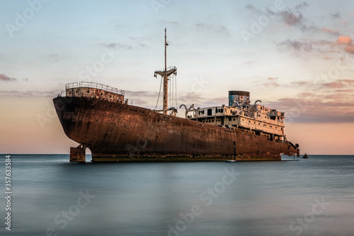 Fotografía Shipwreck at the sunset on a Lanzarote coast with copy space
