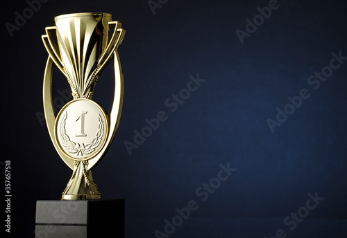 Fotomural Gold cup or trophy with medallion for the winner